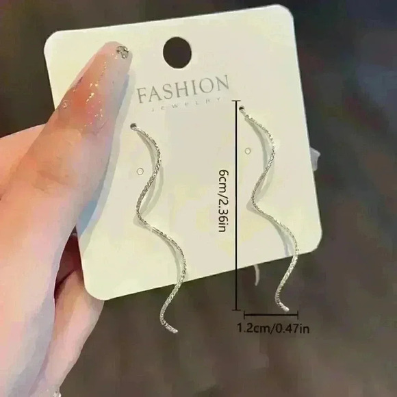 Elegant Long Tassel Wave Line Earrings - Picture 3 of 3